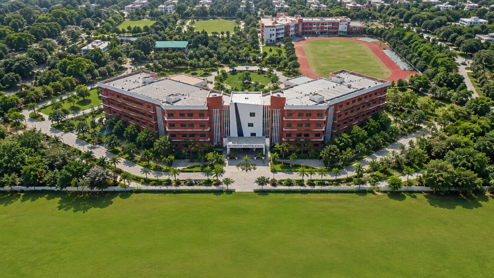 Excellencia Infinitum campus infrastructure
